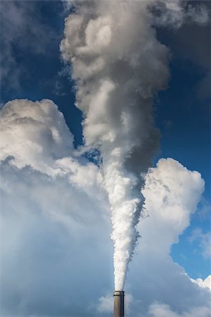 fracturation hydraulique - Heavy smoke spewed from coal powered plant smoke stacks under dramatic sky Photographie de stock - Aubaine LD & Abonnement, Code: 400-07920586
