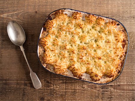 close up of rustic traditional british shepard pie Foto de stock - Super Valor sin royalties y Suscripción, Código: 400-07921070