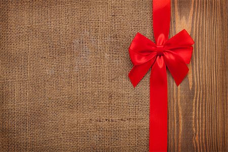 simsearch:400-07922855,k - Valentines day background with red ribbon over wood and burlap Fotografie stock - Microstock e Abbonamento, Codice: 400-07921412