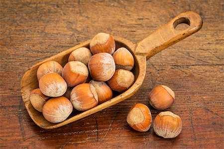 simsearch:400-08334670,k - rustic scoop of hazelnuts i (in shells) against grunge wood table Stock Photo - Budget Royalty-Free & Subscription, Code: 400-07921824