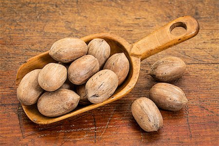 simsearch:400-08334670,k - rustic scoop of pecan nuts (in shells) against grunge wood table Stock Photo - Budget Royalty-Free & Subscription, Code: 400-07921825