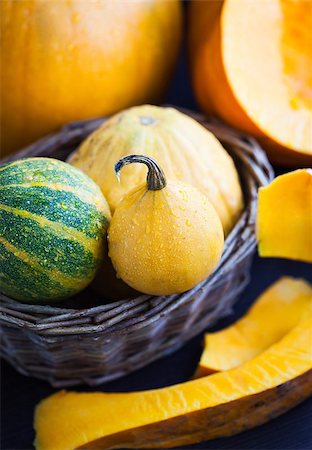 simsearch:400-03938737,k - Fresh pumpkins in a basket on the table Photographie de stock - Aubaine LD & Abonnement, Code: 400-07922562