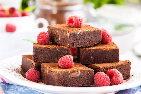 Homemade chocolate brownies decorated with fresh raspberry Foto de stock - Super Valor sin royalties y Suscripción, Código: 400-07922571