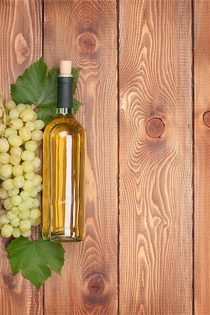 simsearch:400-08110621,k - White wine bottle and bunch of white grapes on wooden table background with copy space Stock Photo - Budget Royalty-Free & Subscription, Code: 400-07922788