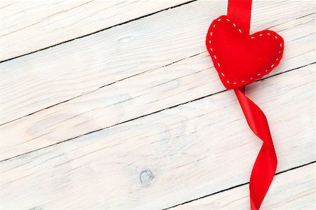 simsearch:400-07922855,k - Valentines day background with toy heart and ribbon over white wooden table background Fotografie stock - Microstock e Abbonamento, Codice: 400-07922854