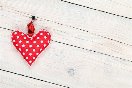 simsearch:400-07922855,k - Valentines day background with toy heart over white wooden table background Fotografie stock - Microstock e Abbonamento, Codice: 400-07922857