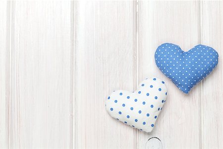 simsearch:400-07922855,k - Valentines day toy hearts over white wooden background with copy space Fotografie stock - Microstock e Abbonamento, Codice: 400-07922897