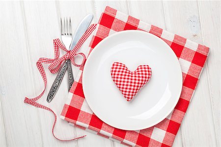 Valentines day heart shaped toy gift on plate with silverware. View from above over white wooden table Stock Photo - Budget Royalty-Free & Subscription, Code: 400-07922893