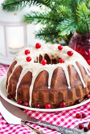 Holiday bundt cake decorated with icing and cranberry Stock Photo - Budget Royalty-Free & Subscription, Code: 400-07923260