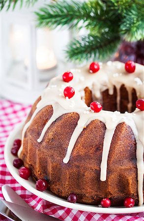 Holiday bundt cake decorated with icing and cranberry Stock Photo - Budget Royalty-Free & Subscription, Code: 400-07923261
