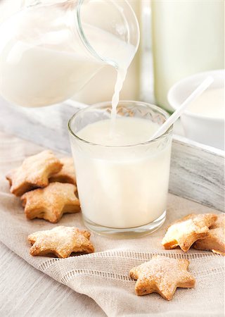 Fresh milk pouring into the glass Photographie de stock - Aubaine LD & Abonnement, Code: 400-07923263