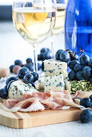 simsearch:400-08070576,k - Appetizer with cheese, prosciutto and grape for wine Foto de stock - Super Valor sin royalties y Suscripción, Código: 400-07934058