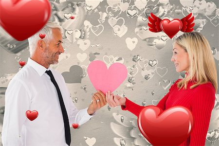 simsearch:400-07957627,k - Handsome man getting a heart card form wife against grey valentines heart pattern Foto de stock - Super Valor sin royalties y Suscripción, Código: 400-07935054