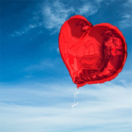 simsearch:400-07936959,k - Red heart balloon against blue sky Foto de stock - Royalty-Free Super Valor e Assinatura, Número: 400-07936952