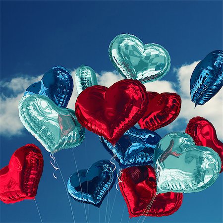 simsearch:400-07936959,k - Heart balloons against sky Foto de stock - Royalty-Free Super Valor e Assinatura, Número: 400-07936960