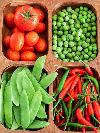 simsearch:400-06480358,k - Fresh green peas, tomato and chili pepper in wooden bowl Foto de stock - Super Valor sin royalties y Suscripción, Código: 400-07937665