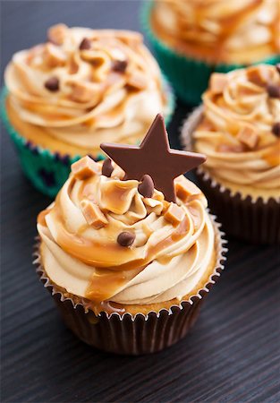 Cupcakes decorated with cream cheese, caramel sauce and chocolate Stock Photo - Budget Royalty-Free & Subscription, Code: 400-07937684