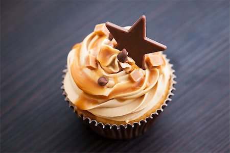 Cupcakes decorated with cream cheese, caramel sauce and chocolate Stock Photo - Budget Royalty-Free & Subscription, Code: 400-07937685