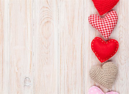 simsearch:400-07922855,k - Valentines day background with toy hearts over white wooden table Fotografie stock - Microstock e Abbonamento, Codice: 400-07937791