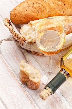 simsearch:400-07937807,k - White wine and bread on white wooden table Photographie de stock - Aubaine LD & Abonnement, Code: 400-07937809