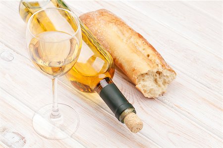 simsearch:400-07937807,k - White wine and bread on white wooden table Photographie de stock - Aubaine LD & Abonnement, Code: 400-07937810