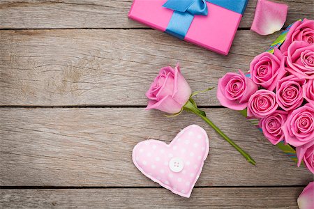 simsearch:400-08110734,k - Valentines day background with gift box full of pink roses and handmaded toy heart over wooden table. Top view with copy space Stock Photo - Budget Royalty-Free & Subscription, Code: 400-07937824