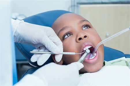 Close up of boy having his teeth examined by a dentist Stockbilder - Microstock & Abonnement, Bildnummer: 400-07938652