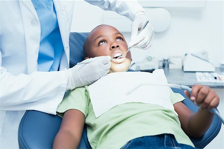 simsearch:6109-08389794,k - Close up of boy having his teeth examined by a dentist Stockbilder - Microstock & Abonnement, Bildnummer: 400-07938672