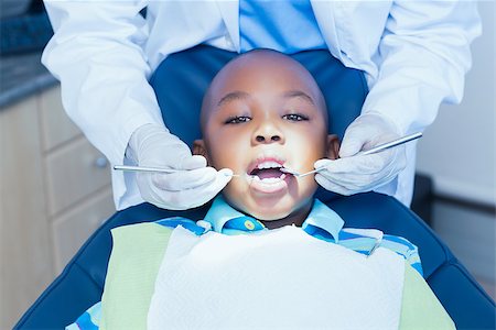 simsearch:6109-08389794,k - Close up of boy having his teeth examined by a dentist Stockbilder - Microstock & Abonnement, Bildnummer: 400-07938795