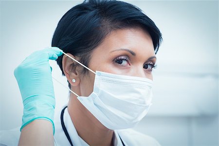 simsearch:400-07938824,k - Portrait of female dentist wearing surgical mask Foto de stock - Super Valor sin royalties y Suscripción, Código: 400-07938802