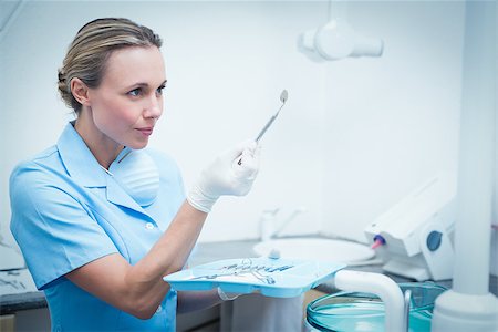 simsearch:400-07938964,k - Serious young female dentist holding dental tool Stockbilder - Microstock & Abonnement, Bildnummer: 400-07938921