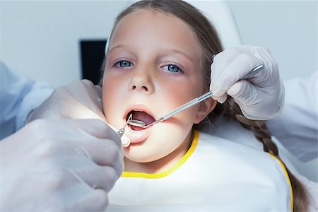 simsearch:6109-08389794,k - Close up of girl having her teeth examined by a dentist Stockbilder - Microstock & Abonnement, Bildnummer: 400-07939091