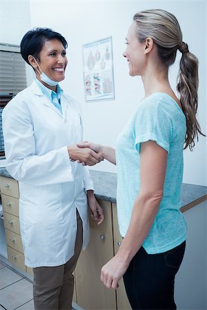 simsearch:400-07938947,k - Side view of female dentist shaking hands with woman Photographie de stock - Aubaine LD & Abonnement, Code: 400-07939109