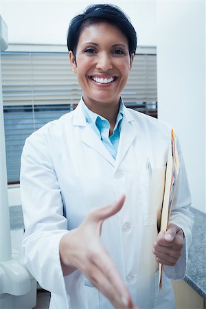 simsearch:400-07938824,k - Portrait of smiling female dentist offering a handshake Foto de stock - Super Valor sin royalties y Suscripción, Código: 400-07939114