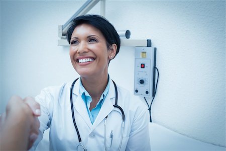 simsearch:400-07938824,k - Cheerful female dentist shaking hands with cropped patient Foto de stock - Super Valor sin royalties y Suscripción, Código: 400-07939112