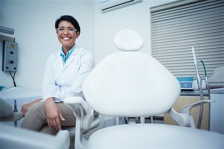 simsearch:400-07938824,k - Portrait of smiling young female dentist Foto de stock - Super Valor sin royalties y Suscripción, Código: 400-07939144