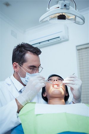 simsearch:400-07938824,k - Male dentist examining womans teeth in the dentists chair Foto de stock - Super Valor sin royalties y Suscripción, Código: 400-07939258