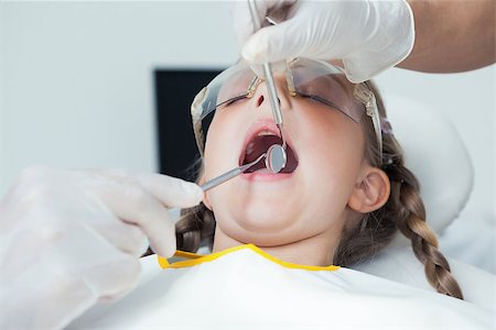 simsearch:6109-08389794,k - Close up of girl having her teeth examined by dentist Stockbilder - Microstock & Abonnement, Bildnummer: 400-07939345