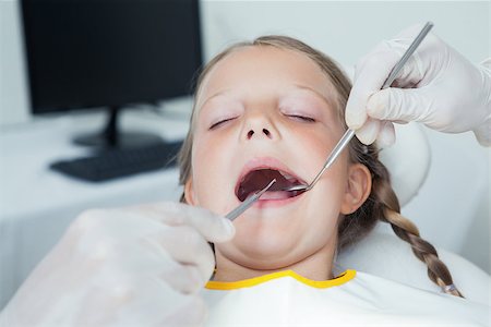simsearch:6109-08389794,k - Close up of girl having her teeth examined by dentist Stockbilder - Microstock & Abonnement, Bildnummer: 400-07939346