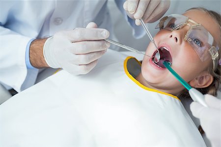 simsearch:6109-08389794,k - Close up of girl having her teeth examined by dentist Stockbilder - Microstock & Abonnement, Bildnummer: 400-07939347