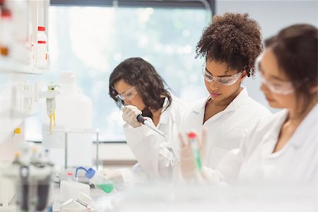 simsearch:649-07238366,k - Science students working in the laboratory at the university Fotografie stock - Microstock e Abbonamento, Codice: 400-07939513