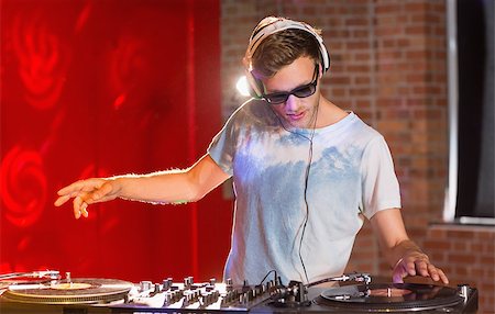 disc jockey - Cool dj spinning the decks at the nightclub Foto de stock - Super Valor sin royalties y Suscripción, Código: 400-07939944