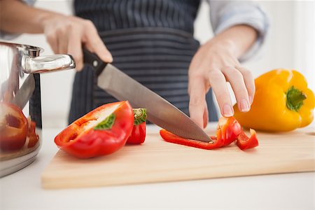 simsearch:400-06891385,k - Woman slicing up red pepper at home in the kitchen Stock Photo - Budget Royalty-Free & Subscription, Code: 400-07932032