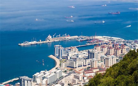 simsearch:400-05677113,k - Gibraltar city skyline and harbor with cargo ships. Foto de stock - Super Valor sin royalties y Suscripción, Código: 400-07932797