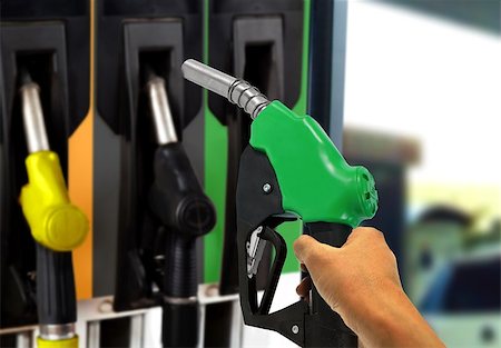 simsearch:400-07301125,k - Hand holding Gas Nozzle at Gas Station Stockbilder - Microstock & Abonnement, Bildnummer: 400-07933231