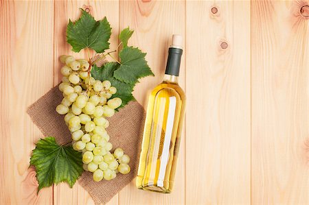 simsearch:400-08110621,k - White wine bottle and bunch of white grapes on wooden table background with copy space Stock Photo - Budget Royalty-Free & Subscription, Code: 400-07933694