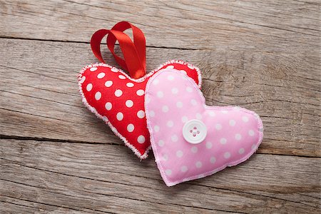 simsearch:400-07922855,k - Valentines day handmade toy hearts over wooden table Foto de stock - Super Valor sin royalties y Suscripción, Código: 400-07933761