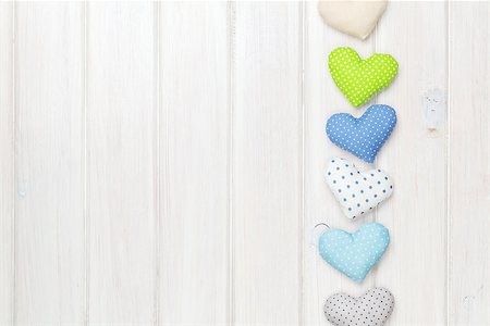 simsearch:400-07922855,k - Valentines day background with toy hearts over white wooden table Foto de stock - Super Valor sin royalties y Suscripción, Código: 400-07933784