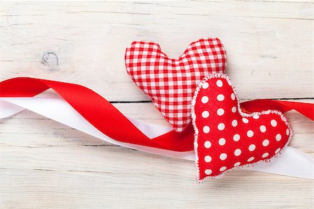 simsearch:400-07922855,k - Valentines day background with handmade toy hearts over wooden table Fotografie stock - Microstock e Abbonamento, Codice: 400-07933981