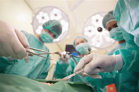 simsearch:649-08306525,k - Medical students practicing surgery on model at the university Stockbilder - Microstock & Abonnement, Bildnummer: 400-07940120